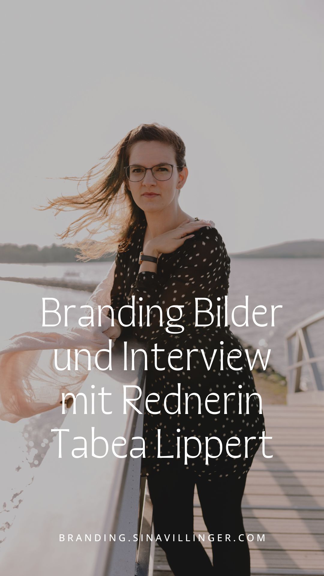Frau steht auf Brücke und hält Tuch in der Hand | Branding Bilder Leipzig