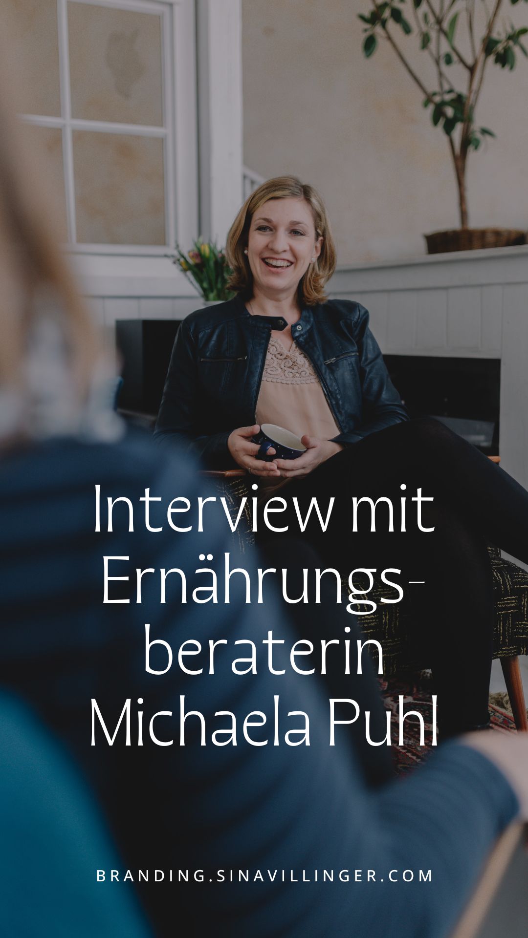 Frau im Gespräch mit Tee in der Hand - Business-Portraits Leipzig