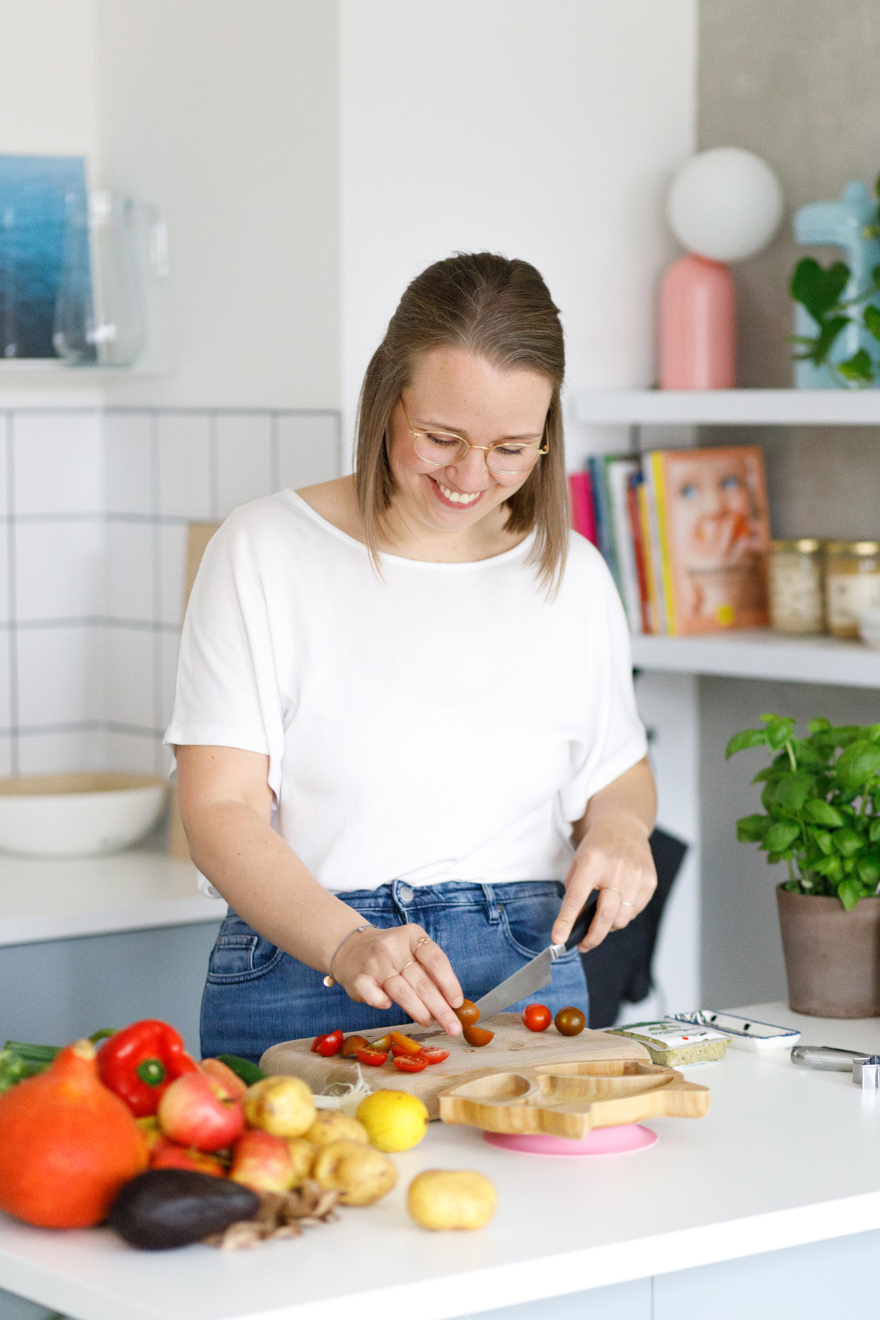 Frau schneidet Gemüse - Personal Branding Fotografie