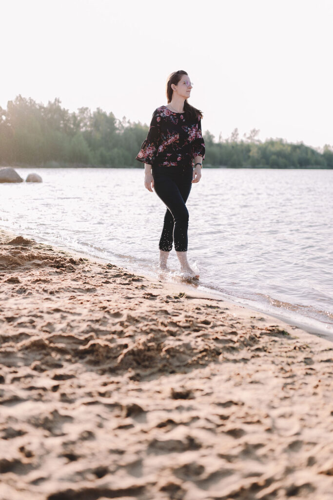 Frau spaziert am Strand entlang - Personal Branding Fotografie