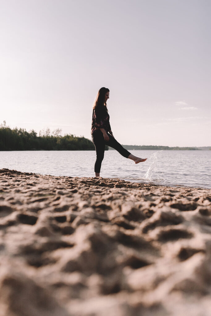 Frau spaziert am Strand entlang - Personal Branding Fotografie