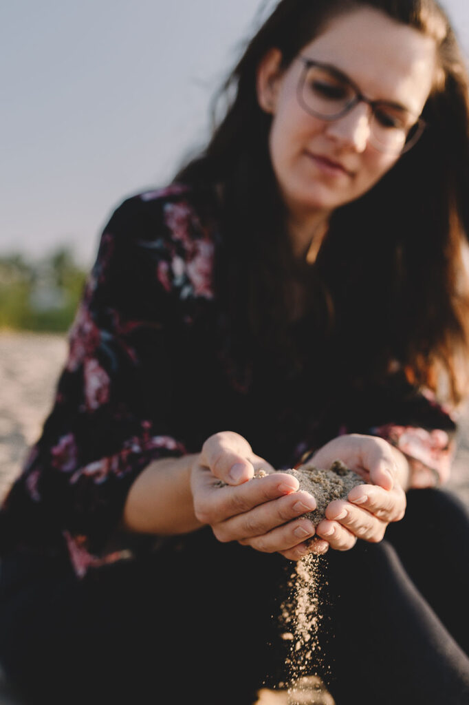 Frau lässt Sand durch die Hand rieseln - Personal Branding Fotografie